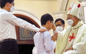 Ban Bí tích Thêm sức là gì? Ai được ban Bí tích này trong đạo Công giáo? 